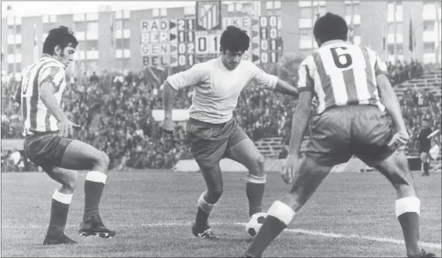  ??  ?? El talento de Mamé León se paseó por los mejores campos de España. Aquí, en una visita al Atlético de Madrid.