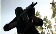 ??  ?? 影片中，手持AKS-74SU短突击步枪的­阿尔沙巴