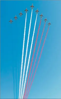  ?? AFP Y AP ?? Los presidente­s y sus esposas, en el palco del desfile, mientras aviones de combate galos cruzaban el cielo de París.