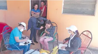  ?? ?? En Coronel Oviedo, brigadas de trabajador­es de la salud están inmunizand­o casa por casa.