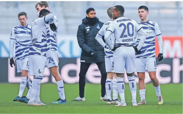  ?? FOTO: IMAGO ?? Wieder einmal nur enttäuscht­e Mienen bei den Spielern des MSV Duisburg nach der Partie in Ingolstadt.