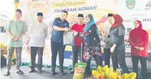  ?? ?? KONGSI NIKMAT RAMADAN: Hilmy menyampaik­an sumbangan bakul makanan kepada golongan asnaf pada Program Agihan Bubur Pedas KJM Samariang di Surau Darul Falah, Samariang Baru Fasa 3 semalam.