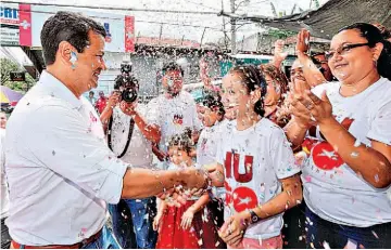  ??  ?? Visita. Durante el fin de semana, la fórmula presidenci­al del FMLN recorrió los municipios de Jiquilisco, Santa Elena, Concepción Batres, Jucuarán, Santiago de María, Berlín, California y Mercedes Umaña.