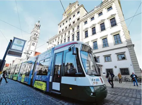  ?? Foto: Silvio Wyszengrad ?? Im Rathaus wurde am Mittwoch über die Tarifrefor­m im Nahverkehr diskutiert.