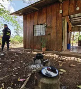  ?? FOTO: REINER MONTERO ?? Los bomberos evitaron que la casa se quemara.