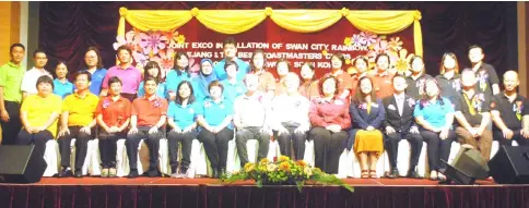  ??  ?? (Seated from seventh left) Dr Chen, Tiong, Wong, Hani, Goh and newly elected committee members of the four toastmaste­rs clubs in Sibu.