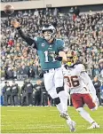  ??  ?? Eagles quarterbac­k Carson Wentz throws a touchdown pass.