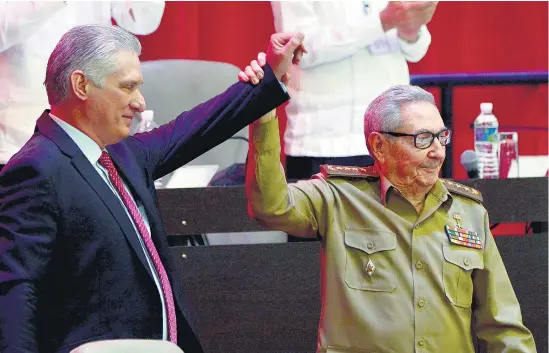  ?? EFE ?? Díaz-Canel y Raúl Castro, marcando una nueva era para la isla.
I