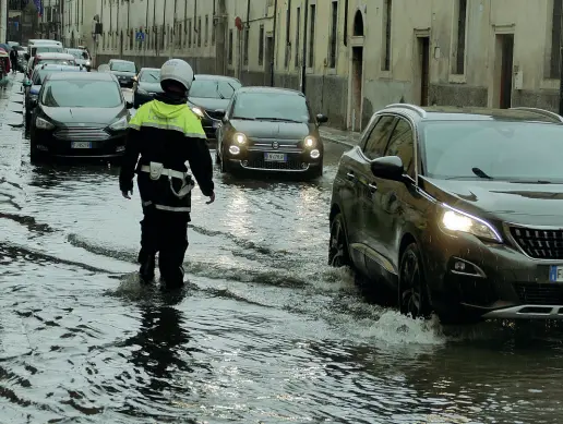  ??  ?? Via Santa Chiara Situazione difficile ieri mattina a Veronetta per il nubifragio che si è abbattuto sulla città (Foto Sartori)