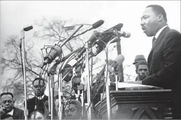  ?? Dennis Hopper ?? DENNIS HOPPER photograph­ed the Rev. Martin Luther King Jr. at the 1965 Freedom March in Alabama.