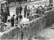  ??  ?? Am 13. August 1961 begann der Bau der Mauer, die Berlin mehr als 28 Jahre teil‰ te. Dieses Bild wurde am 18. August 1961 geschossen.