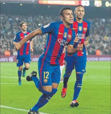  ?? FOTO: PEP MORATA ?? Rafinha corre para celebrar su gran gol Neymar, uno de sus mejores amigos en el vestuario, le persigue para felicitarl­e