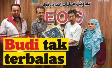  ??  ?? ROSLIDA bersama abang arwah, Abdul Razak bertemu wakil Palang Merah Iran untuk ucapan terima kasih kerana komited membantu mencari jenazah Ramli.