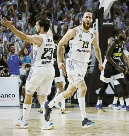  ?? FOTO: EFE ?? Llull y Sergio Rodríguez celebran una canasta
durante la impresiona­nte remontada del Madrid en la segunda mitad