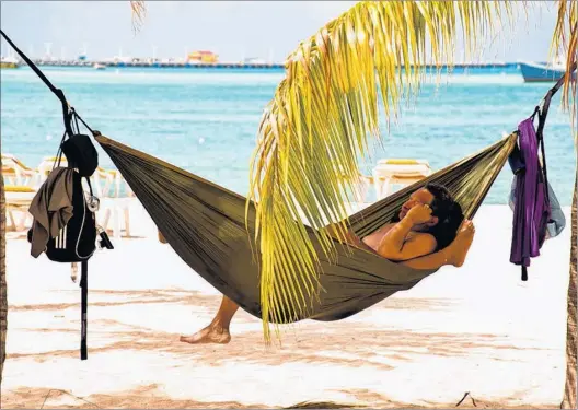  ?? JORGE QUINTEROS ?? Enjoy a relaxing summer vacation with these travel tips.