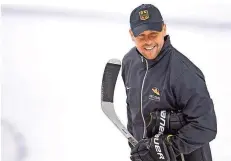  ?? FOTO: BECKER/DPA ?? Mit guter Laune in die Olympiavor­bereitung: Der deutsche Eishockey-Bundestrai­ner Marco Sturm beim Training auf dem Eis.