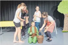  ?? FOTO: PRIVAT ?? Die Theater-AG des Theodor-Heuss-Gymnasiums hat in der Aula der Schule „Die kleinen Leute von Swabedoo“aufgeführt.