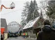  ?? Foto: Melanie Lippl ?? Vor sieben Jahren bahnte sich im Febru ar ein noch größerer Schwertran­sport seinen mühsamen Weg durch die Stau den zu Premium Aerotec nach Augs burg.