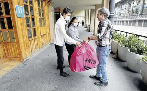  ?? ÁNGEL DE CASTRO ?? ▶▶ Diversos voluntario­s se organizan para llevar el entretenim­iento a aquellos menores que están confinados y no tienen acceso a los juegos.