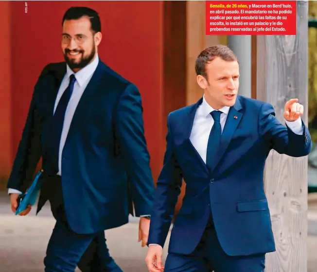  ??  ?? Benalla, de 26 años, y Macron en Berd’huis, en abril pasado. El mandatario no ha podido explicar por qué encubrió las faltas de su escolta, lo instaló en un palacio y le dio prebendas reservadas al jefe del Estado.