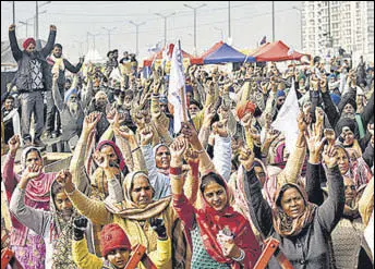  ?? ANI ?? Farmers raise slogans in an ongoing protest against the new farm laws, at the Delhi-ghazipur border on Wednesday.