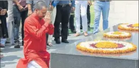  ?? VIPIN KUMAR/HT ?? Sanjeev Jha visits Rajghat before staging a hunger strike against Kapil Mishra on Saturday.