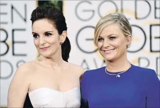  ?? JOHN SHEARER / AP ?? Tina Fey y Amy Poehler han sido las maestras de ceremonia de los Globos de Oro en los últimos años