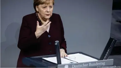  ??  ?? Angela Merkel, este 26 de noviembre de 2020 defiende las restriccio­nes antipandem­ia ante el pleno del Bundestag.