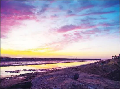  ??  ?? A colourful sunset over one of the beaches in Kuwait. (Ahmad Darwaish – KUNA)