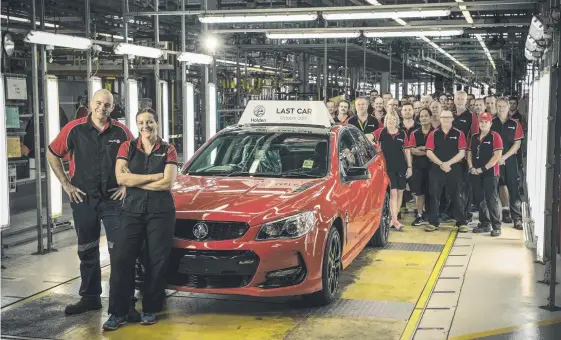  ?? Picture: RANDY LARCOMBE ?? Lisa Hutchinson and Andrew Wyett and other assembly team members with the last Aussie-built car at the Elizabeth plant in South Australia.