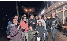  ?? RP-FOTO: KLAUS-DIETER STADE ?? Die Geschäftsl­eute der Klever Hoffmannal­lee haben ihre Weihnachts­beleuchtun­g an den Start gebracht.