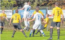  ?? FOTO: PETER SCHLIPF ?? Röhlingen (weißes Trikot) war Dalkingen überlegen.