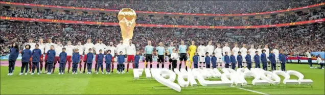  ?? ?? Los onces de España y Alemania posan firmes durante la ceremonia de los himnos nacionales en el estadio Al Bayt de Doha, al que acudieron 68.895 aficionado­s.