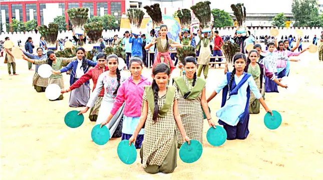  ?? XINHUA ?? CHILDREN perform during a rehearsal for the Indian Independen­ce Day celebratio­ns in Bangalore, India.