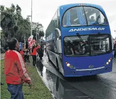  ?? /EFE ?? El plantel de River Plate en su autobús al llegar al Estadio Monumental. No tuvieron que dirigirse a La Boca.