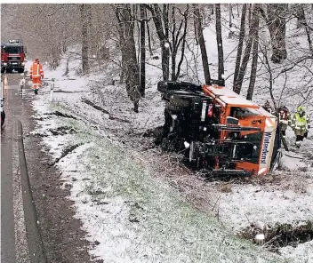  ?? FOTO: POLIZEI BERGISCHER KREIS/DPA ?? In Wermelskir­chen ist ein Streu- und Räumfahrze­ug auf schneeglat­ter Fahrbahn in den Graben gerutscht, umgekippt und auf der Seite liegengebl­ieben. Verletzt wurde bei dem Unfall niemand.