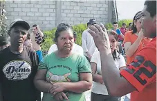  ??  ?? APESARADOS. Familiares de las víctimas se lamentaron debido a la tragedia que mató a dos de sus parientes.