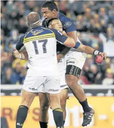  ?? Picture: GETTY IMAGES ?? SANDWICHED: Christian Lealiifano of the Brumbies is congratula­ted by teammates after kicking the controvers­ial winning penalty goal after the full-time siren against the Bulls yesterday. The Brumbies won 23-20