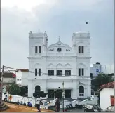  ?? PHOTOS BY XU LIN / CHINA DAILY ?? From left: Meera Mosque in Galle Fort; a railway station in Sri Lanka; local residents at the Royal Botanical Gardens, Peradeniya; Damro Tea Plantation.