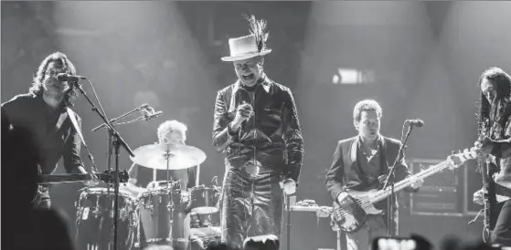  ?? ACCUSOFT INC., VIA TIFF ?? "Long Time Running" reveals Tragically Hip frontman, Gord Downie, needed six teleprompt­ers in front of him to ensure he remembered song lyrics. Downie is battling brain cancer.