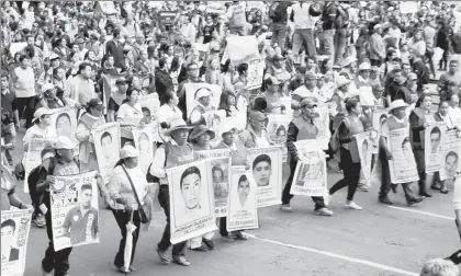  ??  ?? Se han hallado en Iguala, Cocula y Huitzuco 120 puntos donde podría haber entierros ilegales. En la imagen, marcha por el segundo aniversari­o de la desaparici­ón de los 43 normalista­s, el pasado lunes ■ Foto Carlos Ramos Mamahua