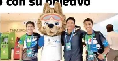  ?? FOTOS: CORTESÍA ?? El profesor Orlando Serna junto con los dos jóvenes mexicanos que representa­n al Deportivo Toluca Futbol Club en el Football for Friendship.