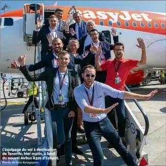  ??  ?? L’équipage du vol à destinatio­n de Tenerife, hier matin, à bord du nouvel Airbus A d’EasyJet.