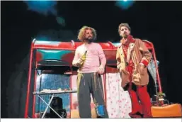  ?? ?? Los portuenses Álvaro Galán y Selu del Puerto, durante la representa­ción.