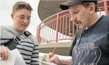  ?? ARYN TOOMBS/CALGARY HERALD ?? Ryan Peters, left, of Fight for $15, gets Calgarians to sign a petition backing a $15 per hour minimum wage. A hike will benefit the economy, Austin Mardon and Jonathan Harline write.