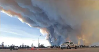  ?? FOTO: AFP PHOTO/ ALBERTA RCMP/ HO ?? Eine Aufnahme vom Samstag zeigt, wie dramatisch die Lage im kanadische­n Fort McMurray noch immer ist. Das Feuer könnte Experten zufolge noch Wochen lodern.