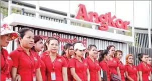  ?? HONG MENEA ?? Angkor beer promotion workers protest outside the company’s headquarte­rs in Phnom Penh in 2016.