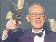  ??  ?? Bruce Gray holds up his Gemini Award for best performanc­e by an actor in a continuing dramatic program, March 1, 1998, for his role in “Traders” in Toronto. The Canadian actor, who was a prolific presence on the stage and screen with roles including an...