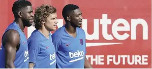  ?? ANDREU DALMAU/EPA ?? TRIO PRANCIS: Dari kiri, Samuel Umtiti, Antoine Griezmann, dan Ousmane Dembele di Joan Gamper, Barcelona.