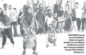  ??  ?? SUKANEKA yang turut diselitkan dalam program jelajah itu mendapat sambutan meriah dan menyeronok­kan warga Pulau Mabul, Semporna.